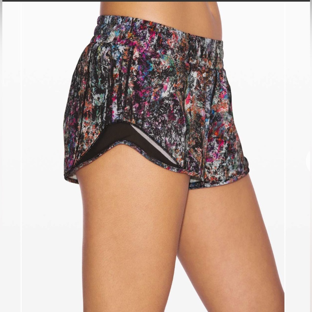 LULUEMON WOMENS HOTTY HOT LOW RISE VITALIZE BLACK MULTI COLORED MESH SHORTS  10